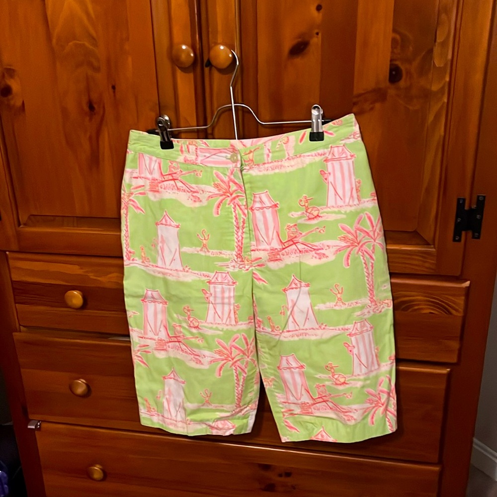 Vintage Lilly Pulitzer Bermuda shorts. A fun monkey beach scene.